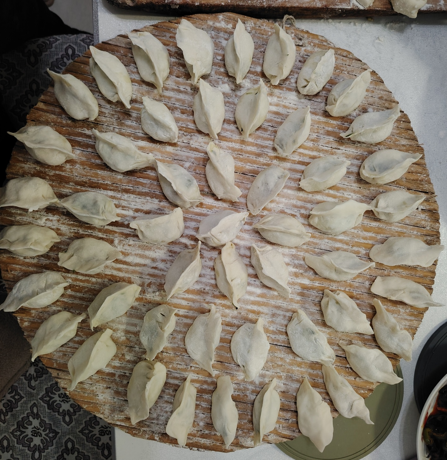 盖帘上码满了包好的饺子，整齐又喜庆