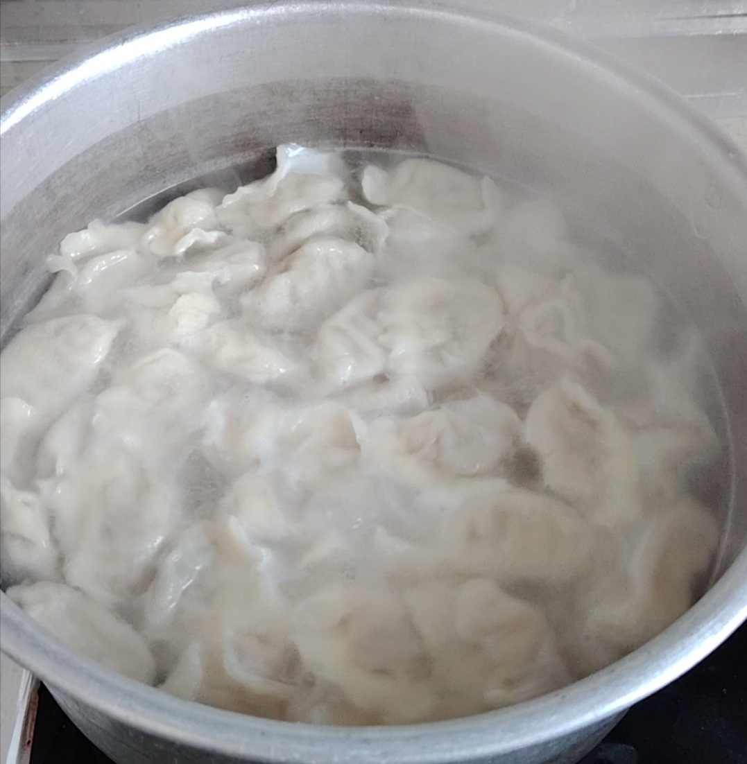 饺子在沸水中翻滚，逐渐变得饱满
