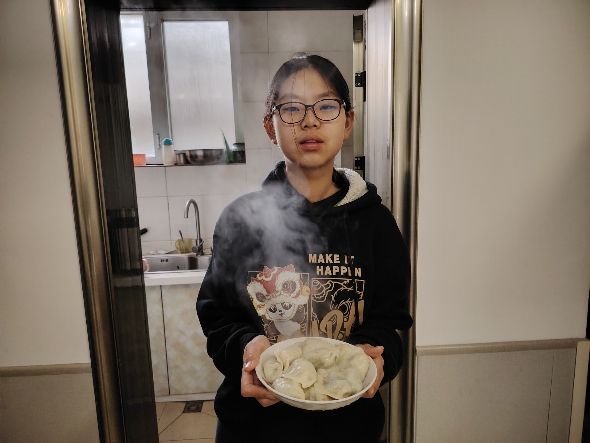 手捧热气腾腾的饺子，收获劳动的喜悦