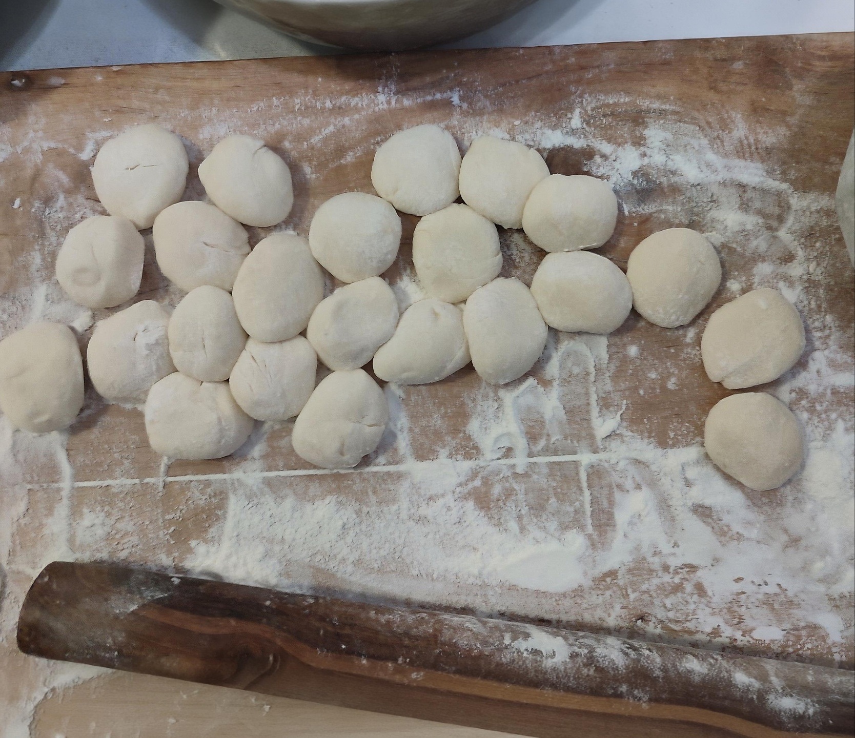 将光滑的圆球压扁待用