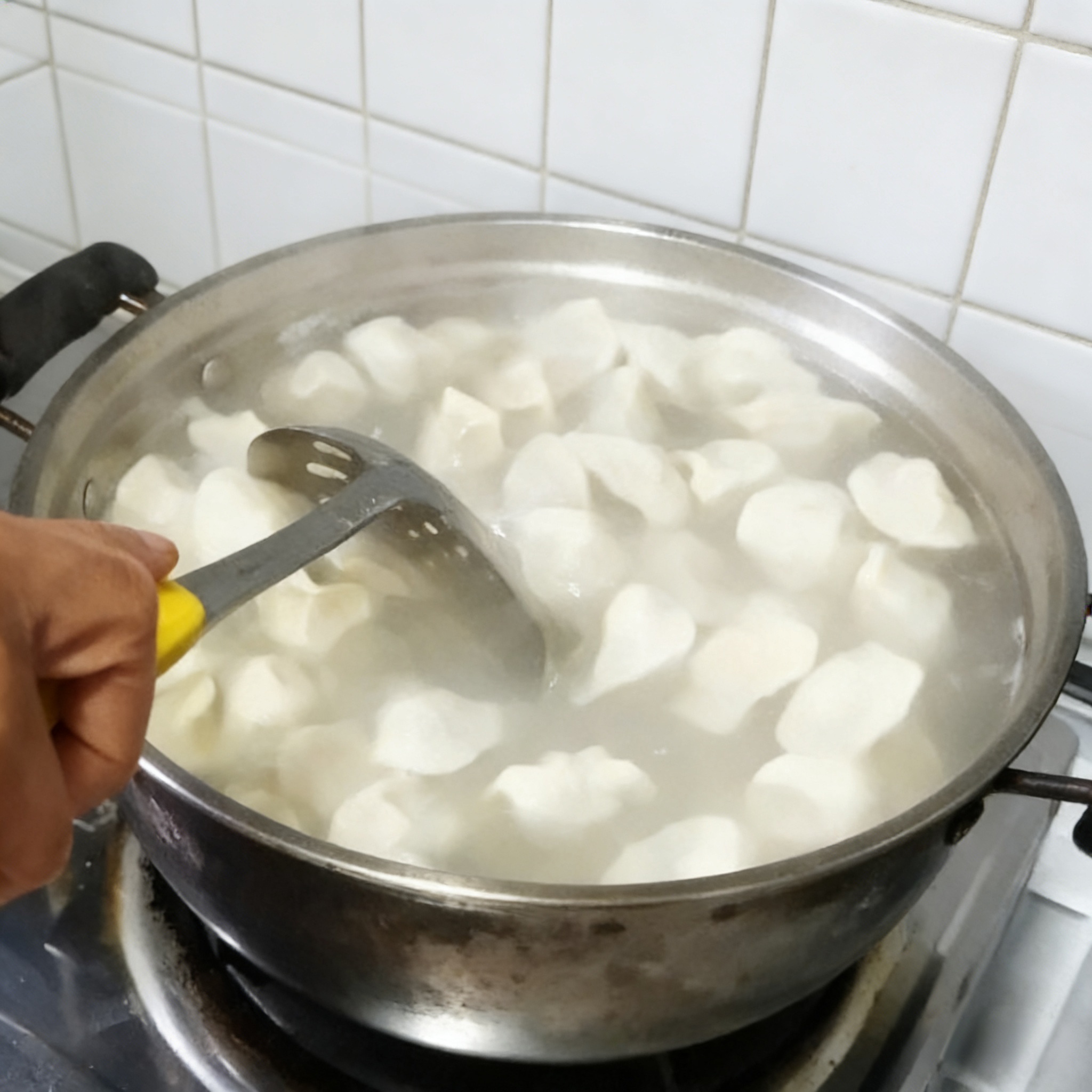 用勺子背轻轻推动，防止粘连