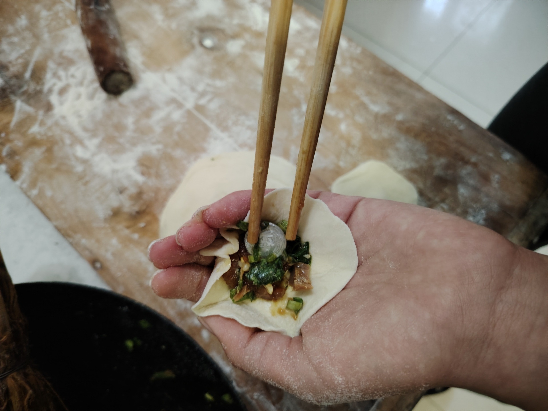 将硬币包入肉馅，制作专属福饺