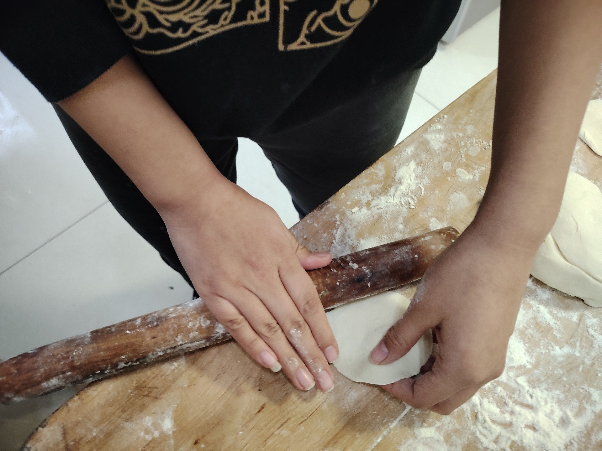 双手配合，擀出均匀的饺子皮