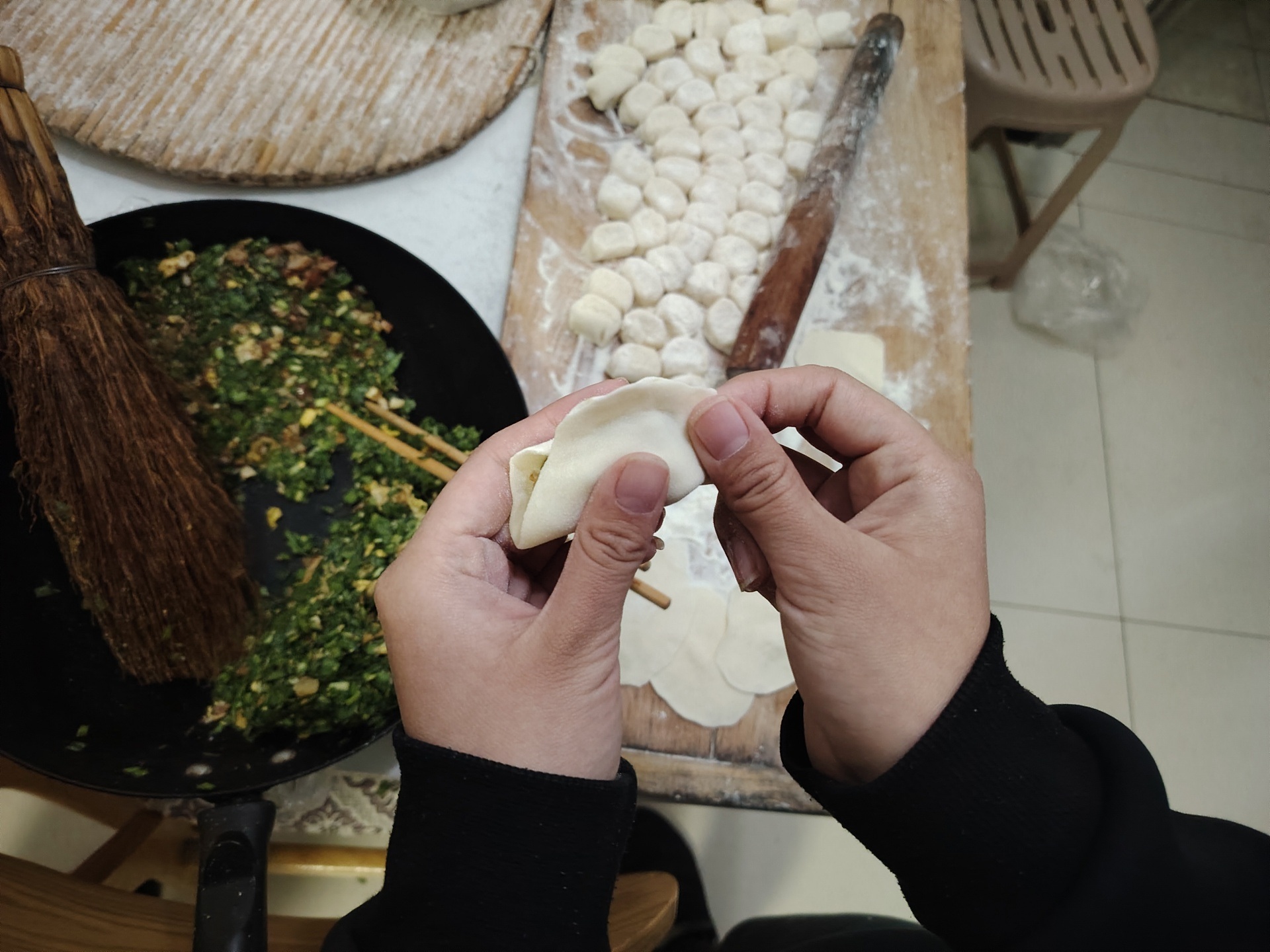 仔细捏合饺子边缘，防止露馅